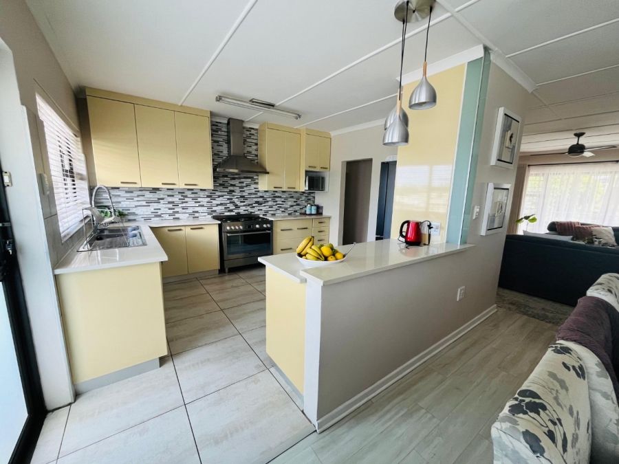 6 Bedroom Property for Sale in Gonubie Eastern Cape